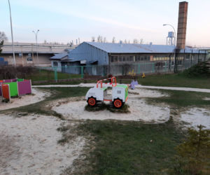 Łańcuchy i taśmy na osiedlowym placu zabaw. „Kpina z mieszkańców”  