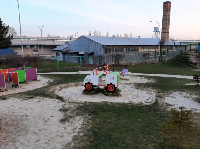 Łańcuchy i taśmy na osiedlowym placu zabaw. „Kpina z mieszkańców”  