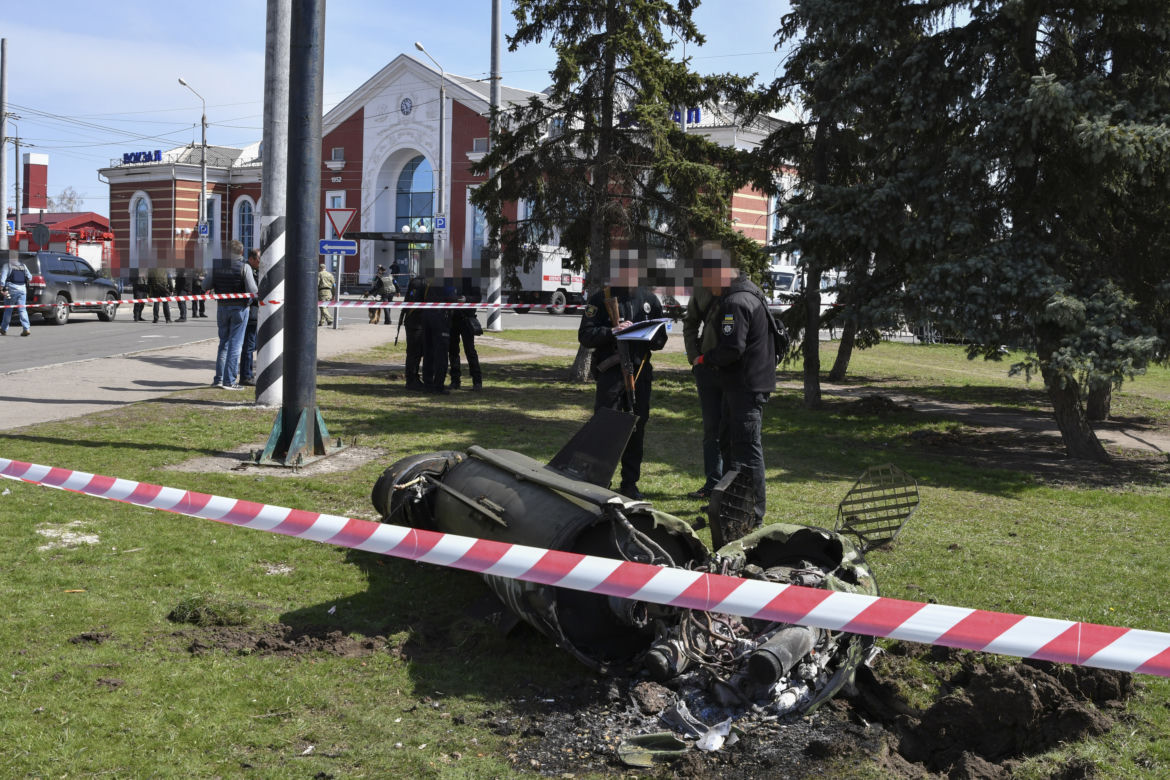 Napis na pocisku wystrzelonym w dworzec w Kramatorsku