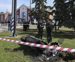 Napis na pocisku wystrzelonym w dworzec w Kramatorsku