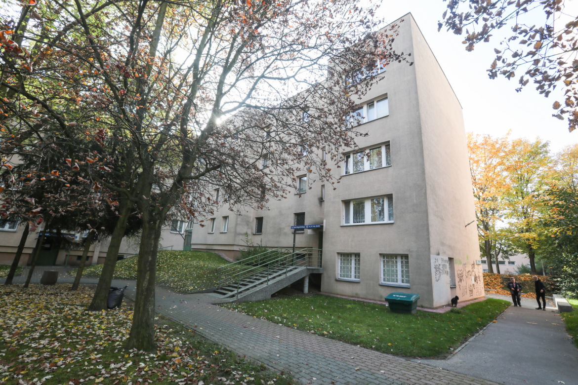 „Boimy się o swoje życie”. Strzelec wyborowy zaatakował ponownie? Zniszczono dwa samochody osobowe