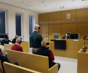 Spadł z noszy w drodze do szpitala, nie przeżył. Medycy oskarżeni o śmierć Ryszarda