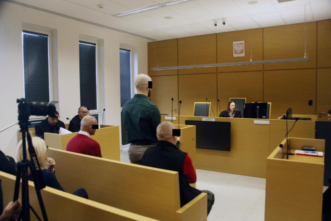 Spadł z noszy w drodze do szpitala, nie przeżył. Medycy oskarżeni o śmierć Ryszarda