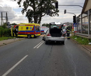 Brzesko. Wypadek karetki wiozącej pacjenta zakażonego koronawirusem