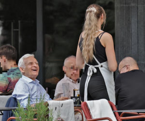 Premier Jerzy Buzek chłodzi się piwkiem