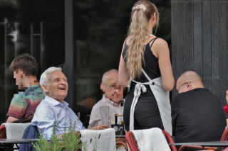 Premier Jerzy Buzek chłodzi się piwkiem