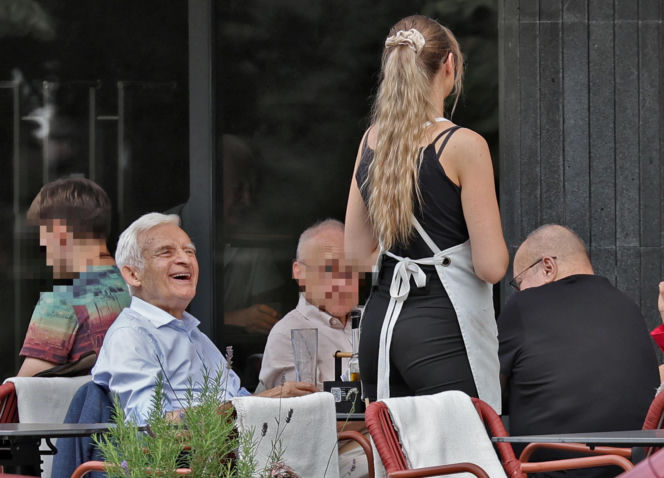 Premier Jerzy Buzek chłodzi się piwkiem
