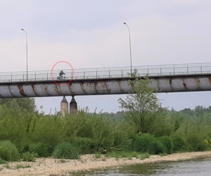 Most w Ostrowie - mieszkańcy łamią zakaz i przekraczają przeprawę