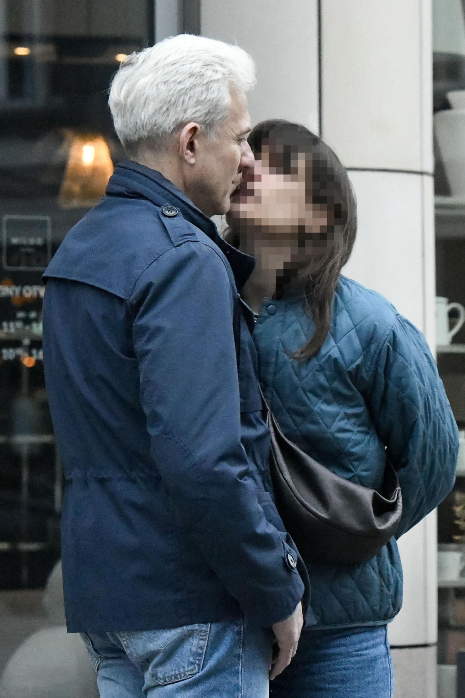 Hubert Urbanski całuje ukochaną