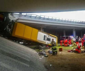 Autobus zawisł na moście Grota