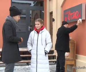 M jak miłość. Katia (Joanna Jarmołowicz), Łukasz (Jakub Józefowicz), ojciec Katii - Otar (David Gamtsemlidze)