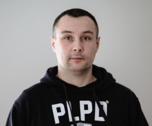 Zatrzymał groźnego przestępcę, przez sąd dostaje połowę pensji. Policjant, żeby żyć, dorabia w Żabce! Niewyobrażalny skandal