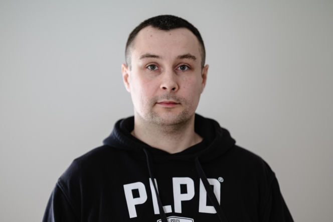 Zatrzymał groźnego przestępcę, przez sąd dostaje połowę pensji. Policjant, żeby żyć, dorabia w Żabce! "Niewyobrażalny skandal"