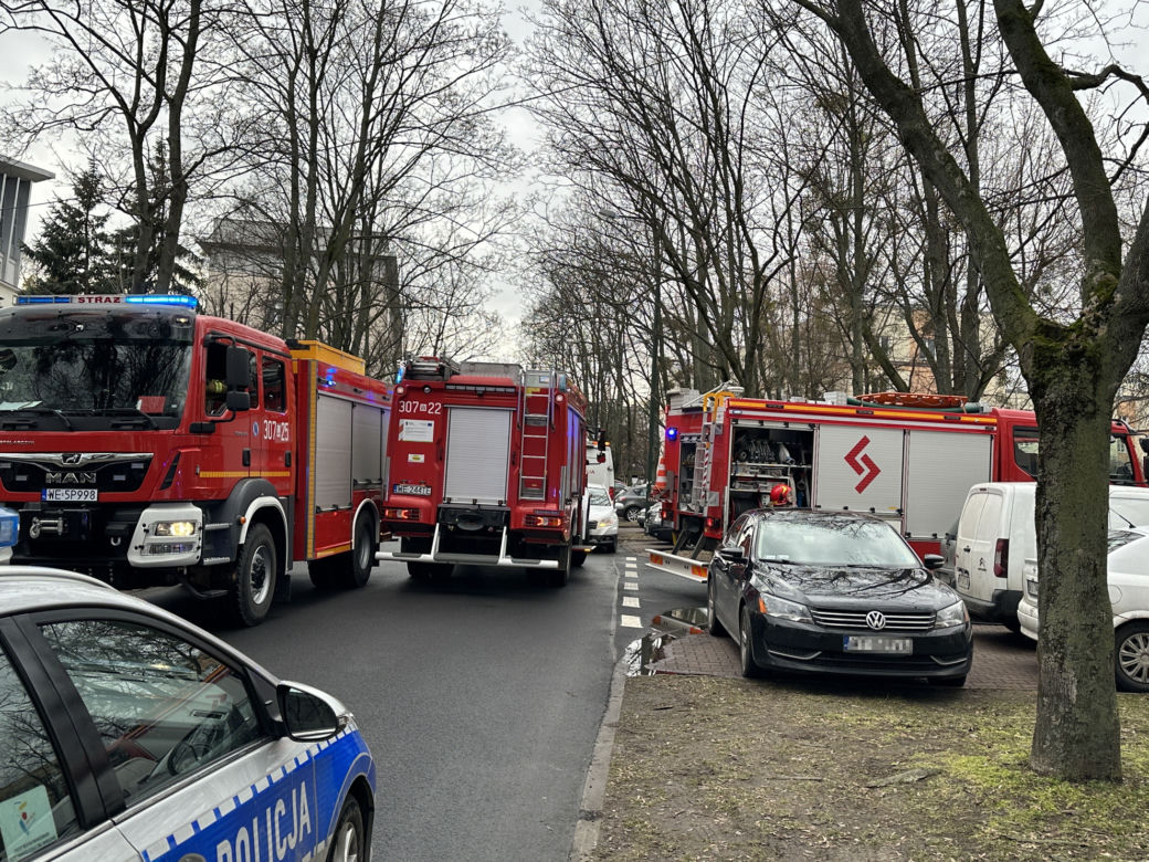 Na głowę dziecka wylał się wrzątek. Makabryczna awaria sieci wodociągowej na Woli. Jedna osoba ranna