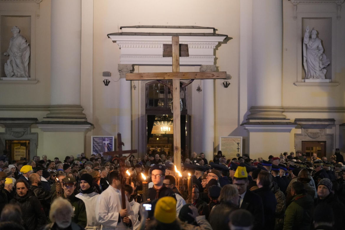 Tłumy wiernych przeszły przez stolicę. Centralną Drogę Krzyżową poprowadził kardynał Nycz