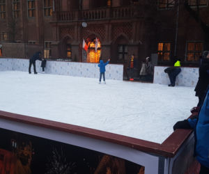 Lodowisko pod chmurką na Rynku Staromiejskim w Toruniu