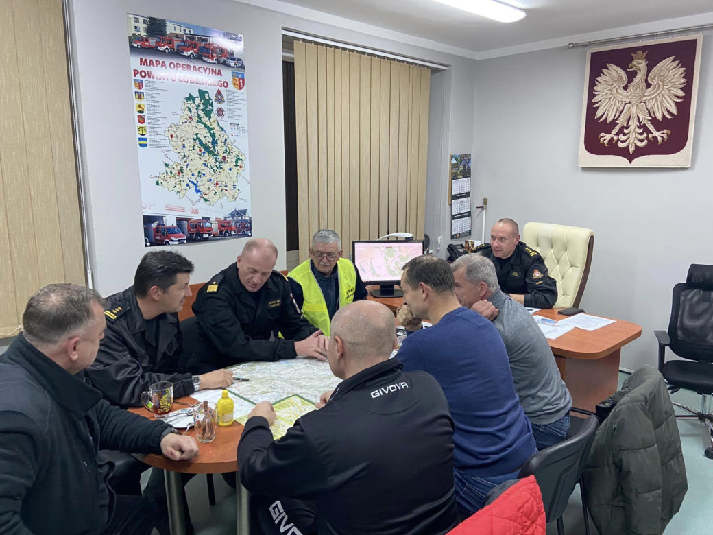 Łobez. Sytuacja jest kryzysowa, woda zagraża mieszkańcom. Zawalił się most, zamknięto drogi 