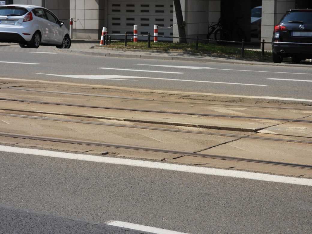 Warszawskie tory tramwajowe w rozsypce! Na ulicy Stawki odpadła betonowa płyta, składy na objazdach