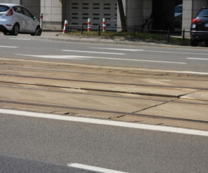 Warszawskie tory tramwajowe w rozsypce! Na ulicy Stawki odpadła betonowa płyta, składy na objazdach