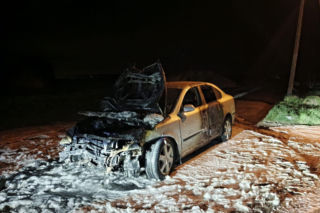 Auto przebiło betonową ścianę i wpadło do garażu. Groźna kolizja w Strzelcach Wielkich niedaleko Gostynia [ZDJECIA]