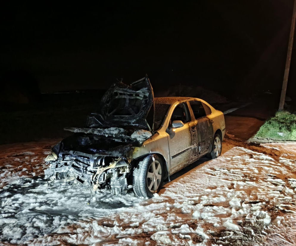 Auto przebiło betonową ścianę i wpadło do garażu. Groźna kolizja w Strzelcach Wielkich niedaleko Gostynia