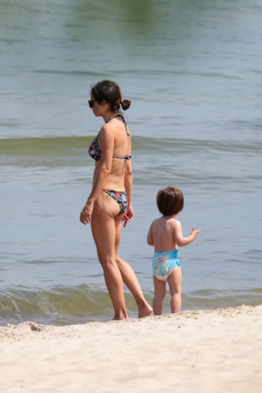 Marta Kaczyńska na plaży karmi dziecko piersią