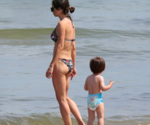 Marta Kaczyńska na plaży karmi dziecko piersią
