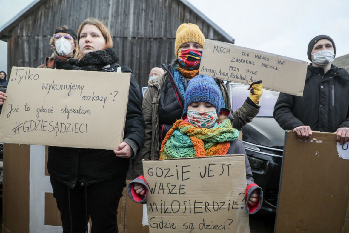 Pierwsze damy Jolanta Kwaśniewska i Anna Komorowska w Michałowie. Wzięły udział w akcji "Matki na granicę"