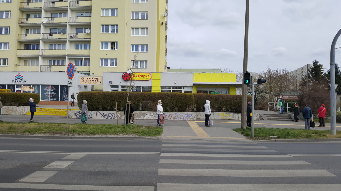 Kolejki przed sklepami w Bydgoszczy