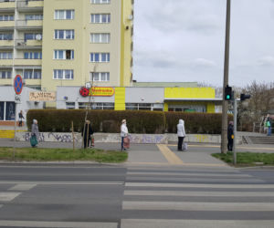 Kolejki przed sklepami w Bydgoszczy