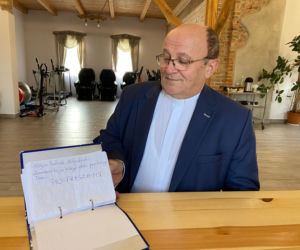 Tajemniczy złodziej okradł księdza, ale zwrócił łupy i przeprosił