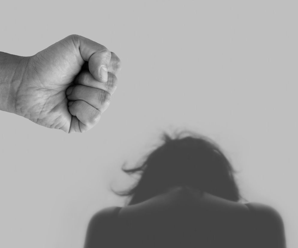 Ostrów Maz. Jej KOSZMAR trwał 3 lata! Syn bił ją po całym ciele i wyrzucał z domu!