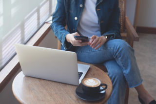 Siedzenie w takiej pozycja uruchamia kaskadę przeciążeń. To dlatego ból pleców wraca jak bumerang