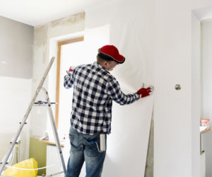 Jak przygotować ścianę do tapetowania? Praktyczne porady