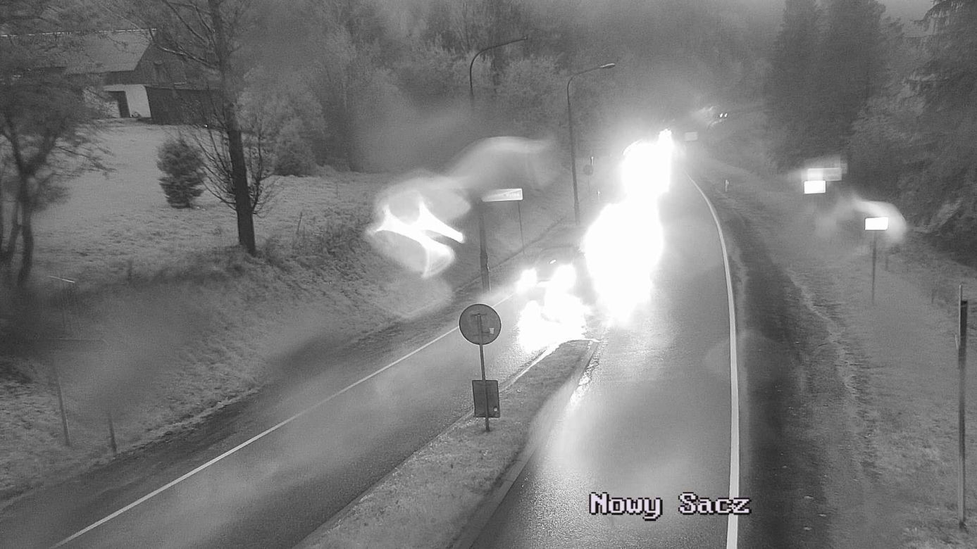 Atak zimy w Małopolsce. Drogi są białe i śliskie