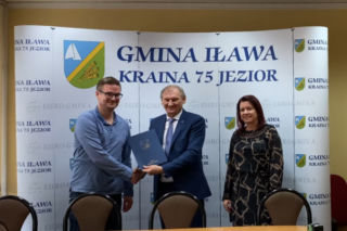 Podpisano umowę na budowę boiska w Lasecznie