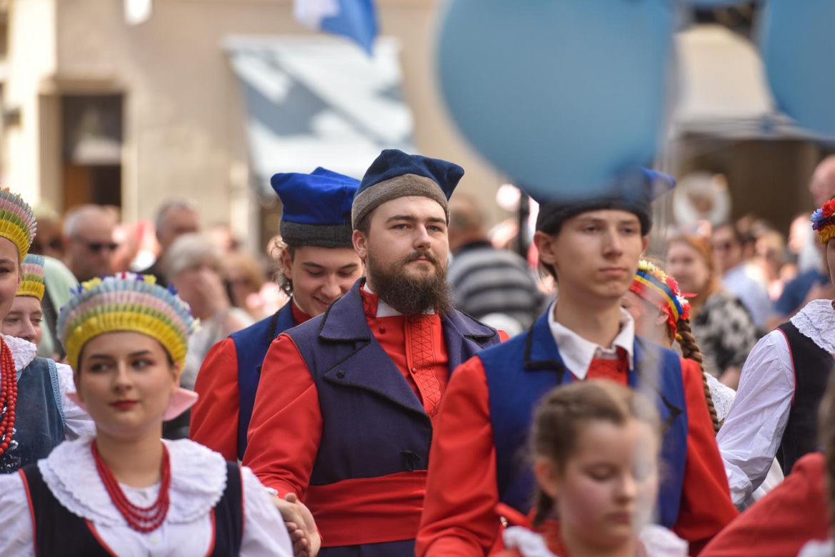Kolorowa parada na otwarcie Dni Torunia. Przeszła przez serce toruńskiej starówki