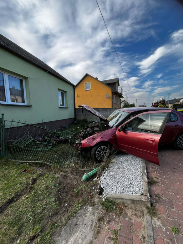 Dachowanie w Tokarni. 19-latek stracił panowanie nad Nissanem