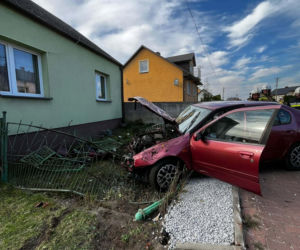 Dachowanie w Tokarni. 19-latek stracił panowanie nad Nissanem