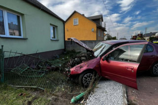 Dachowanie w Tokarni. 19-latek stracił panowanie nad Nissanem