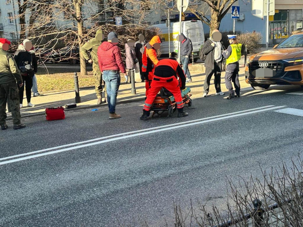 Dramat na przejściu na Ochocie. Wielkie audi zmiotło staruszkę