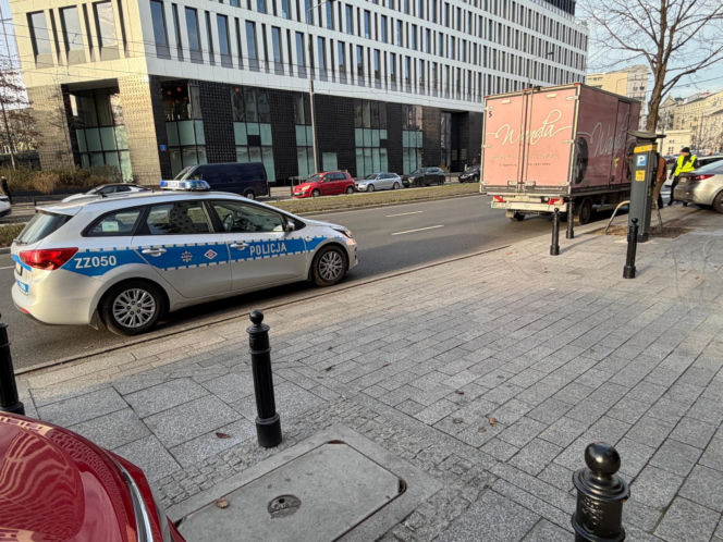 Lądowanie śmigłowca LPR w centrum Warszawy