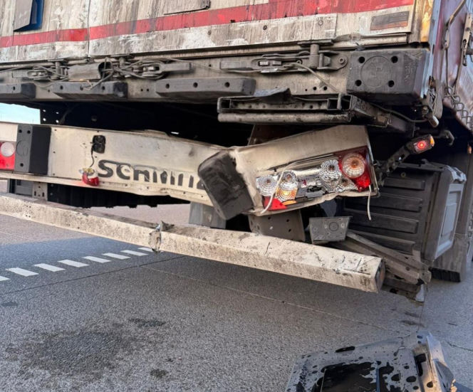 Wypadek na autostradzie A1. Zderzyły się dwie ciężarówki