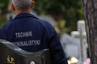 Okradziono ponad 50 nagrobków w Samborowie i Ostródzie. Policja szuka sprawców i poszkodowanych