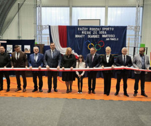 Dzieci z podstawówki w Pniewie mogą korzystać z nowej hali sportowej