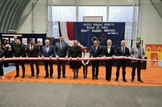 Dzieci z podstawówki w Pniewie mogą korzystać z nowej hali sportowej