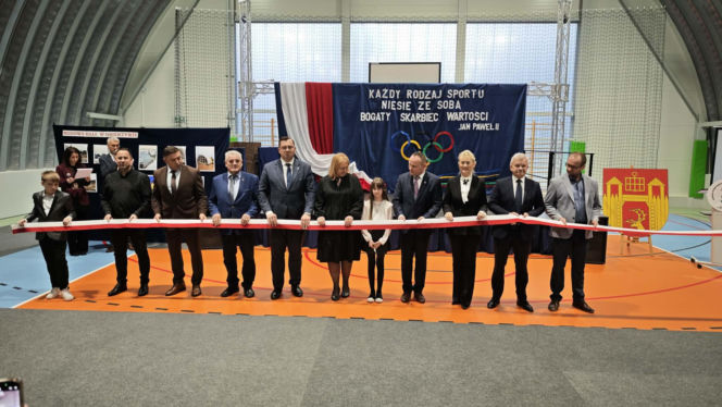 Dzieci z podstawówki w Pniewie mogą korzystać z nowej hali sportowej