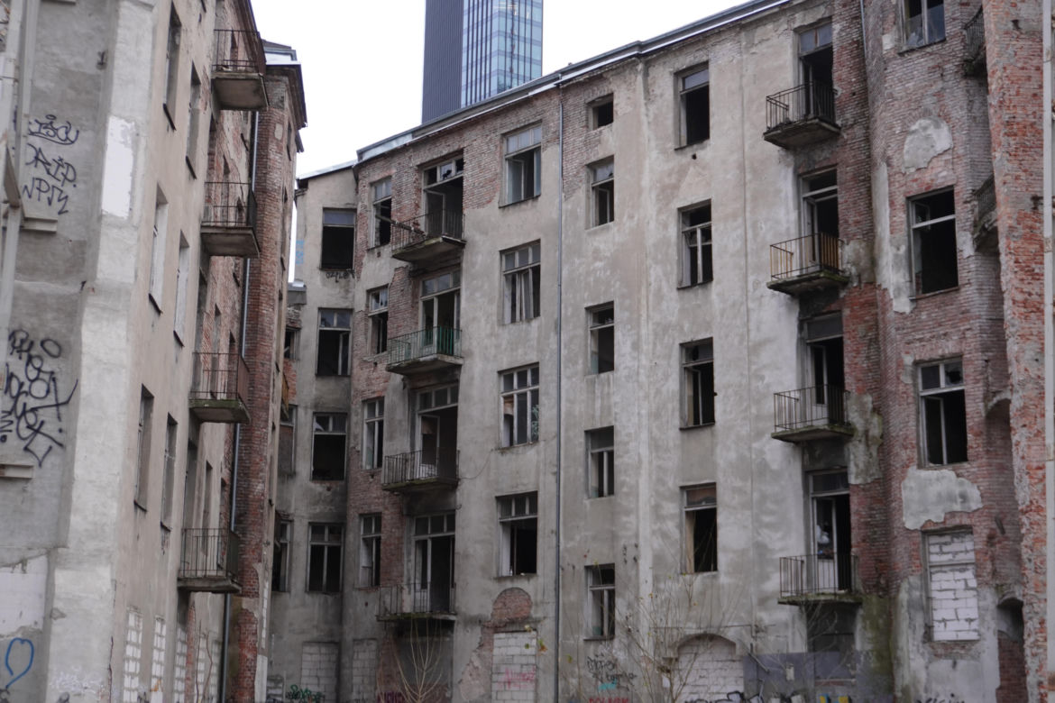 Zabytkowe kamienice mają ślady rozbiórki