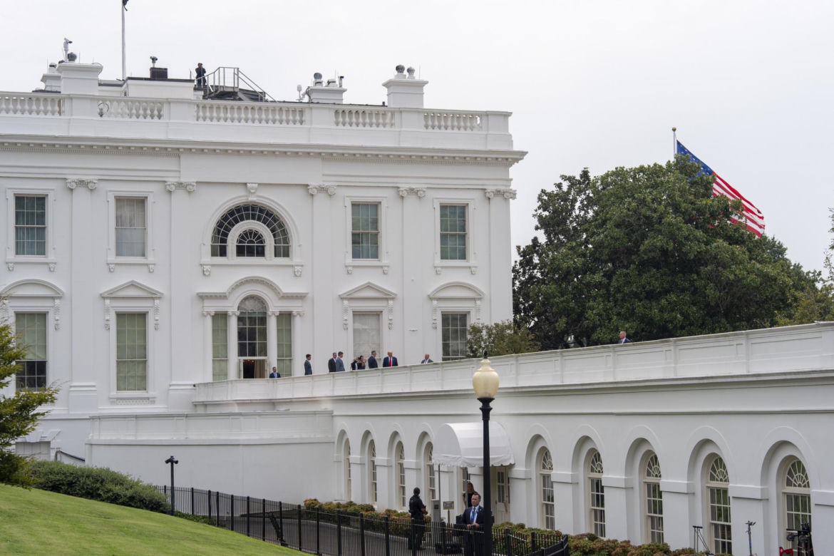 Trump wszedł na dach Białego Domu! Mówił o broni nuklearnej