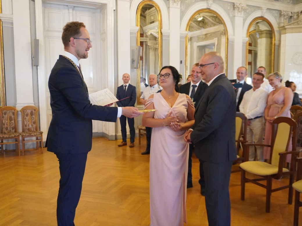 Prezydent Tarnowa udzielił ślubu. Anna i Mariusz powiedzieli sobie „tak” w Sali Lustrzanej